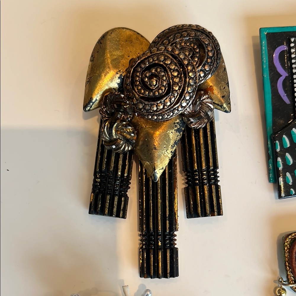 Unique Vintage Brooch Set collection of vintage pins. - Picture 3 of 8